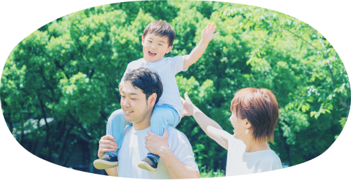 男の子を父親が肩車してる笑顔の写真